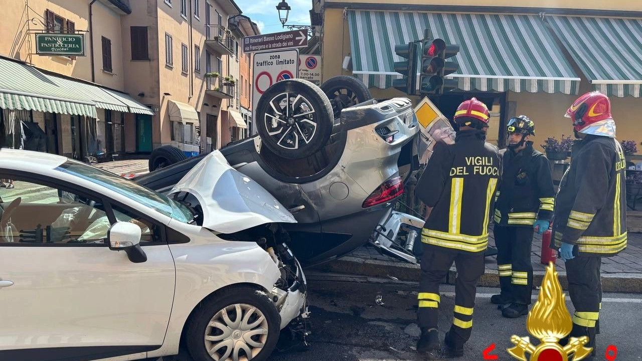 La vettura ribaltata in via Steffenini a San Colombano La vettura ribaltata in via Steffenini a San Colombano