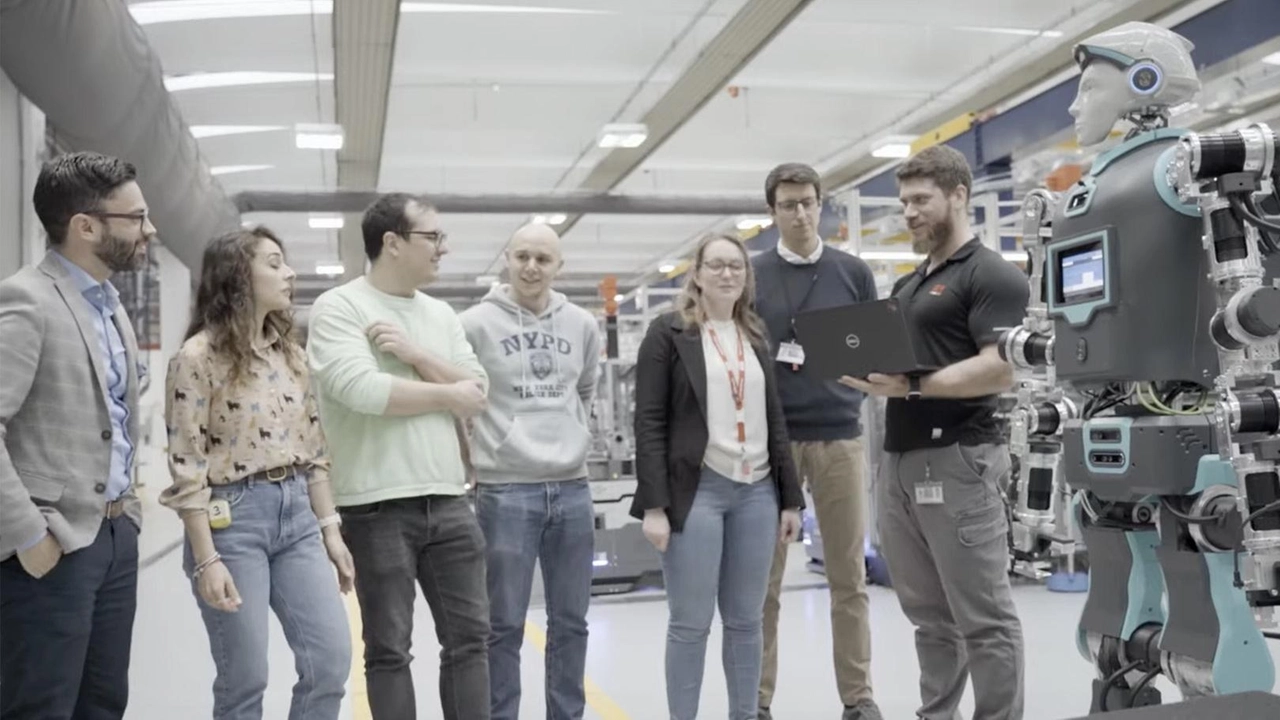 L’umanoide creato dalla caratese Oversonic in partnership con la Sew-Eurodrive è in grado anche di svolgere lavori pericolosi e di controllare la postura dei “colleghi“ . L’umanoide creato dalla caratese Oversonic in partnership con la Sew-Eurodrive è in grado anche di svolgere lavori pericolosi e di controllare la postura dei “colleghi“ .