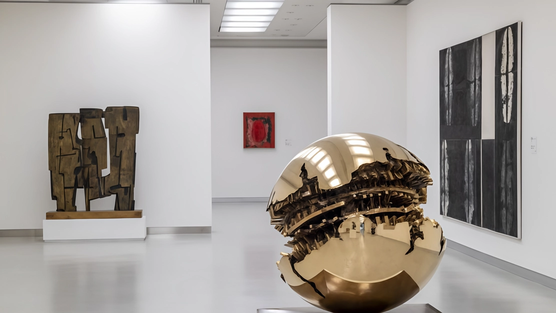 Facilitato il percorso per i visitatori, un primo intervento in attesa dell’Arengario 2. Gioco fra interno ed esterno, da fuori si vedrà illuminata l’opera di Enrico Baj.
