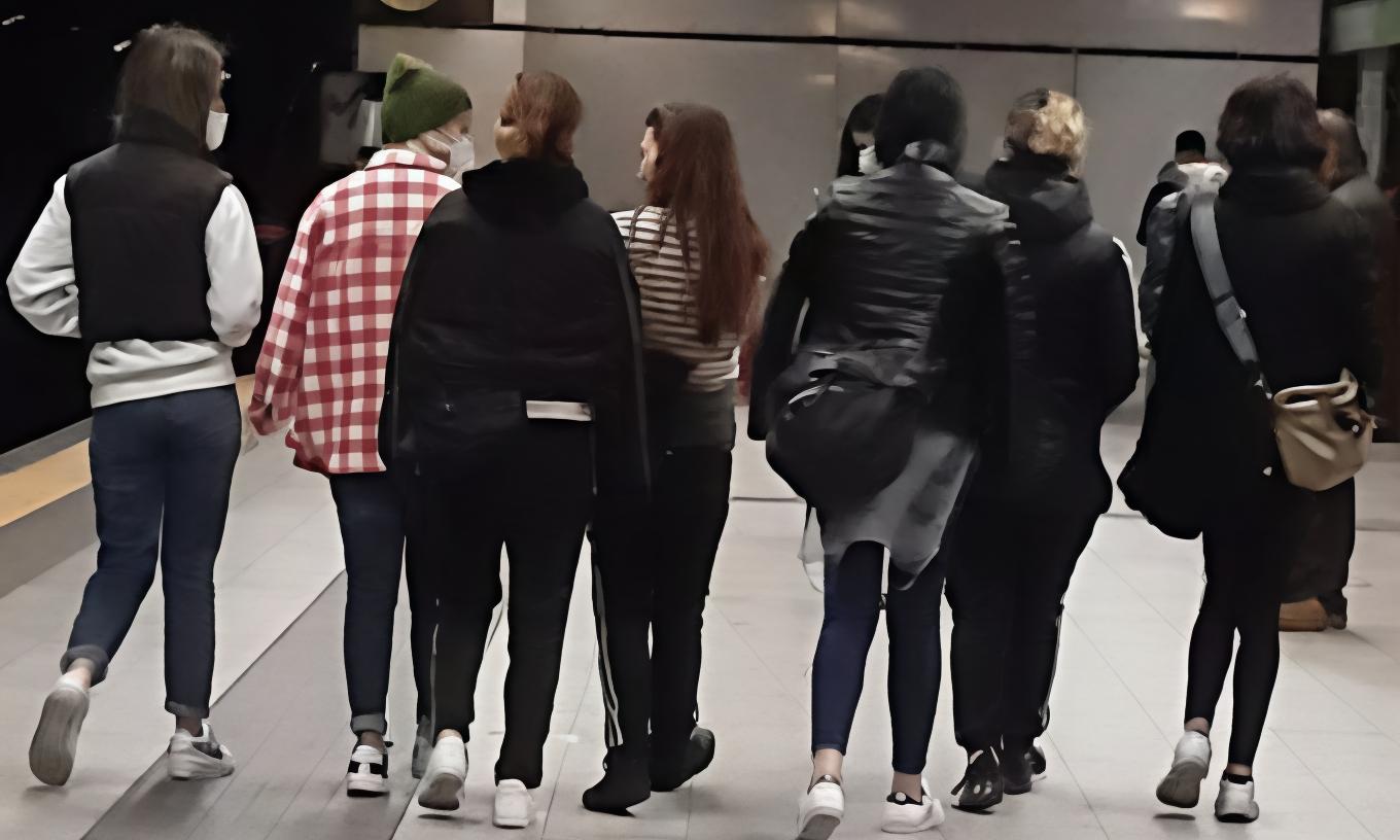 in tre per rubare una borsa da arket blitz dei ghisa due ladre in manette