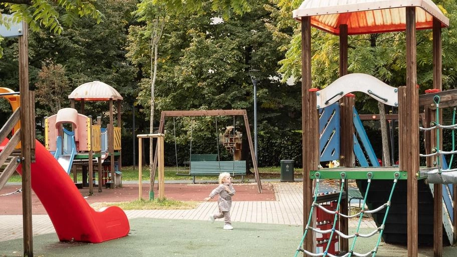 Il giardino Bruno Munari, tra le stazioni di Zara e Maciachini, è rinato grazie a una riqualifica con opere d'arte e sculture colorate che riducono l'inquinamento. Ora frequentato da famiglie e giovani, ma restano problemi di sicurezza e pulizia. Il giardino Bruno Munari, tra le stazioni di Zara e Maciachini, è rinato grazie a una riqualifica con opere d'arte e sculture colorate che riducono l'inquinamento. Ora frequentato da famiglie e giovani, ma restano problemi di sicurezza e pulizia.