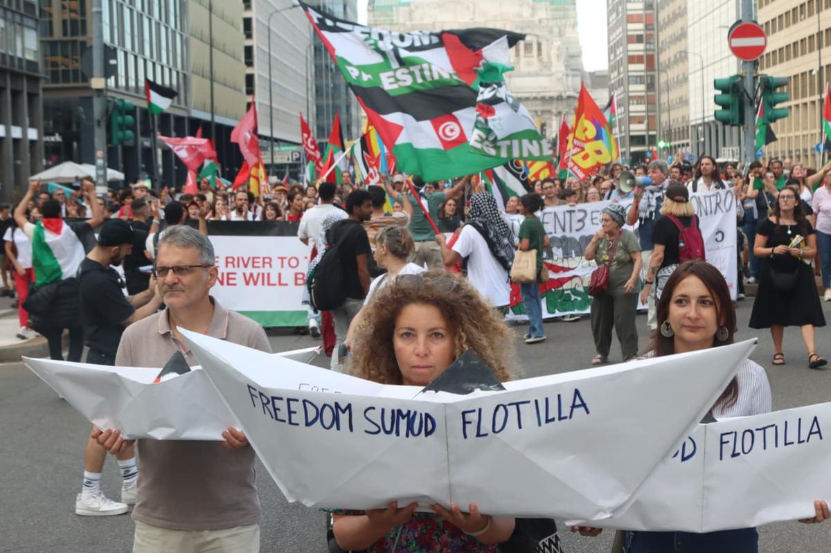 Il nuovo corteo pro Pal a Milano. In stazione Centrale bandiere palestinesi e barchette di carta della Global Sudum Flotilla