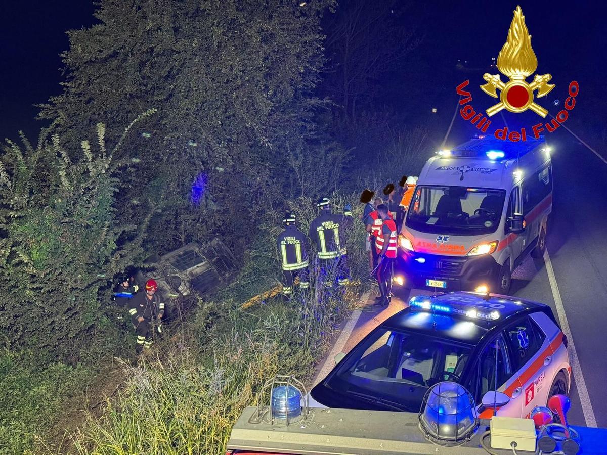 Incidente nella notte sulla Sp235 a Pieve Fissiraga. auto finisce nel fosso fuori strada: ferita una 28enne
