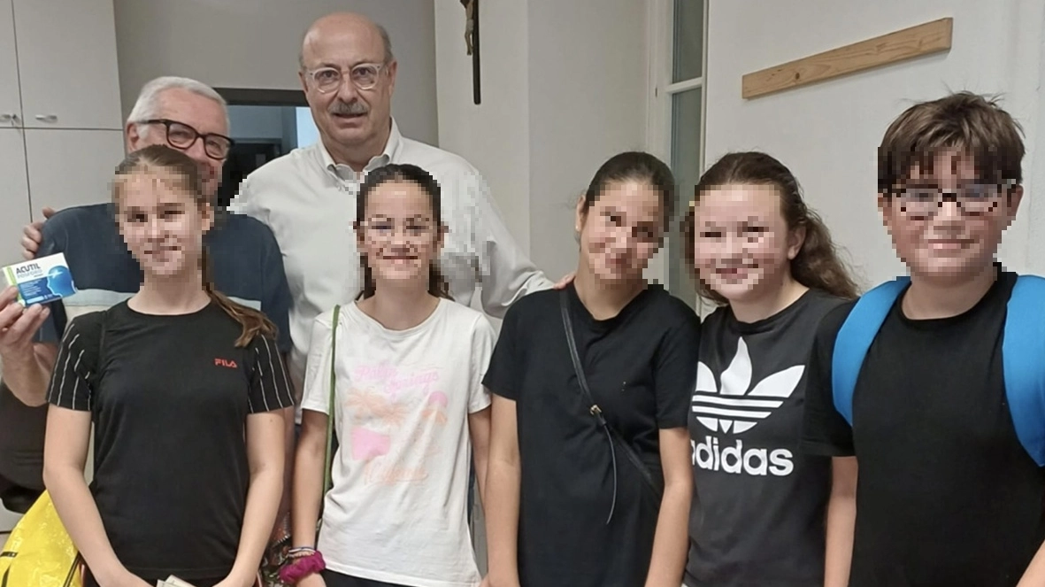 I cinque ragazzini che hanno trovato il portafogli col primo cittadino di Barlassina Paolo Vintani e il proprietario con l’integratore donatogli dal sindaco farmacista I cinque ragazzini che hanno trovato il portafogli col primo cittadino di Barlassina Paolo Vintani e il proprietario con l’integratore donatogli dal sindaco farmacista