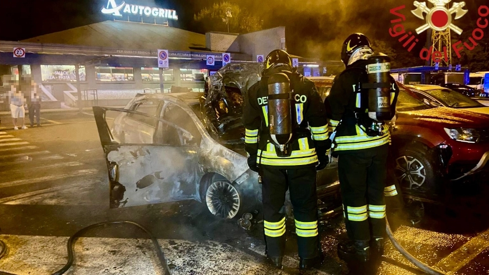 L'auto distrutta dalle fiamme