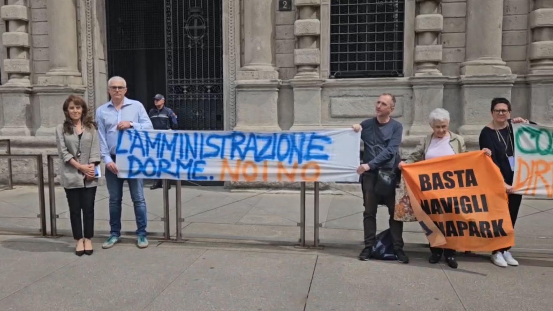 "Il Comune dorme, noi no. Ridurre orari e decibel, situazione insostenibile”: il sit in dei residenti esasperati dalla movida "Il Comune dorme, noi no. Ridurre orari e decibel, situazione insostenibile”: il sit in dei residenti esasperati dalla movida