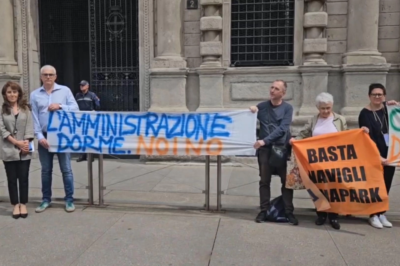 MOVIDA, COMMITTEES PROTEST IN FRONT OF THE TOWN HALL (PHOTO 2)