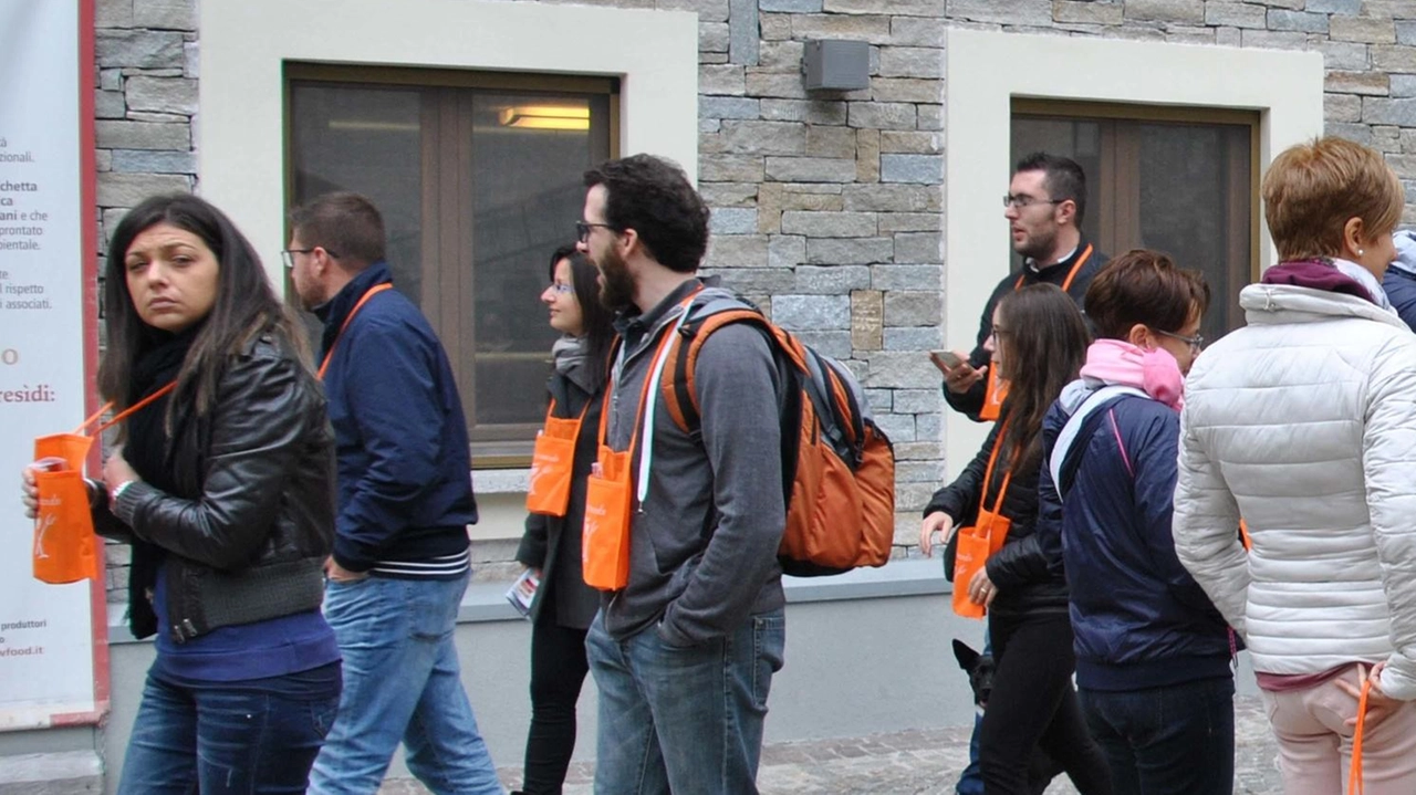 Il programma di Gustosando in Valtellina è stato presentato ad Albaredo per San Marco, con quattro weekend di percorsi gustativi e eventi culturali. Cinque comuni e associazioni locali si uniscono per valorizzare le eccellenze del territorio. Il presidente del Consorzio Turistico Porte di Valtellina sottolinea l'importanza dell'autunno per la regione. Il programma di Gustosando in Valtellina è stato presentato ad Albaredo per San Marco, con quattro weekend di percorsi gustativi e eventi culturali. Cinque comuni e associazioni locali si uniscono per valorizzare le eccellenze del territorio. Il presidente del Consorzio Turistico Porte di Valtellina sottolinea l'importanza dell'autunno per la regione.