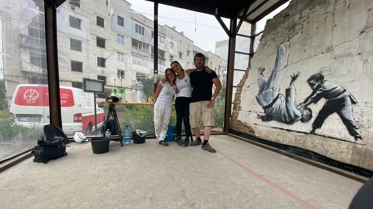 Il pavese Alessandro Cini ha fondato Restauro e Arte (Rea) A 60 chilometri da Kiev porta avanti il suo progetto con Paola Caccia e Maria Colonna Cini ha anche scritto un libro intitolato “Fixing Banksy“ volutamente in inglese “per raccontare soprattutto agli stranieri una bella storia” Il pavese Alessandro Cini ha fondato Restauro e Arte (Rea) A 60 chilometri da Kiev porta avanti il suo progetto con Paola Caccia e Maria Colonna Cini ha anche scritto un libro intitolato “Fixing Banksy“ volutamente in inglese “per raccontare soprattutto agli stranieri una bella storia”