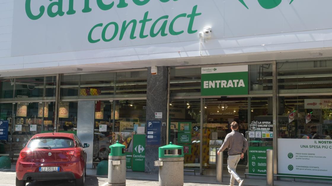 vigevano fa la spesa gratis al supermarket prende a pugni la guardia e scappa con 800 euro di merce