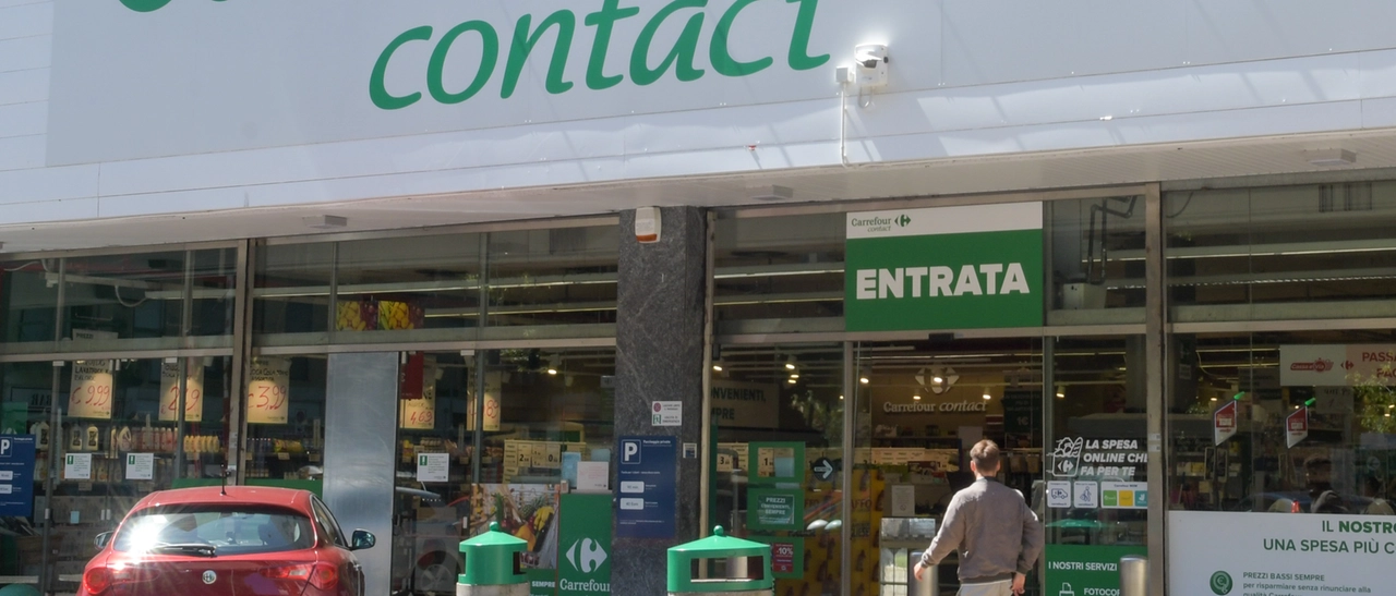 Vigevano, fa la spesa gratis al supermarket, prende a pugni la guardia e scappa con 800 euro di merce