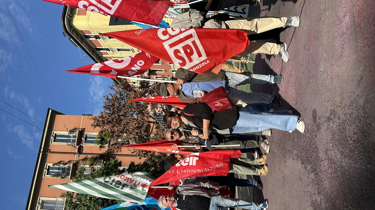 I sindacati si sono riuniti in piazza Minniti per rilanciare le proposte sulla mobilità a Milano I sindacati si sono riuniti in piazza Minniti per rilanciare le proposte sulla mobilità a Milano
