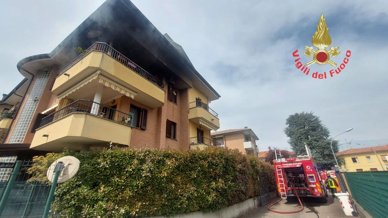 Incendio a Cesano Maderno, fiamme in un appartamento di un palazzo Incendio a Cesano Maderno, fiamme in un appartamento di un palazzo