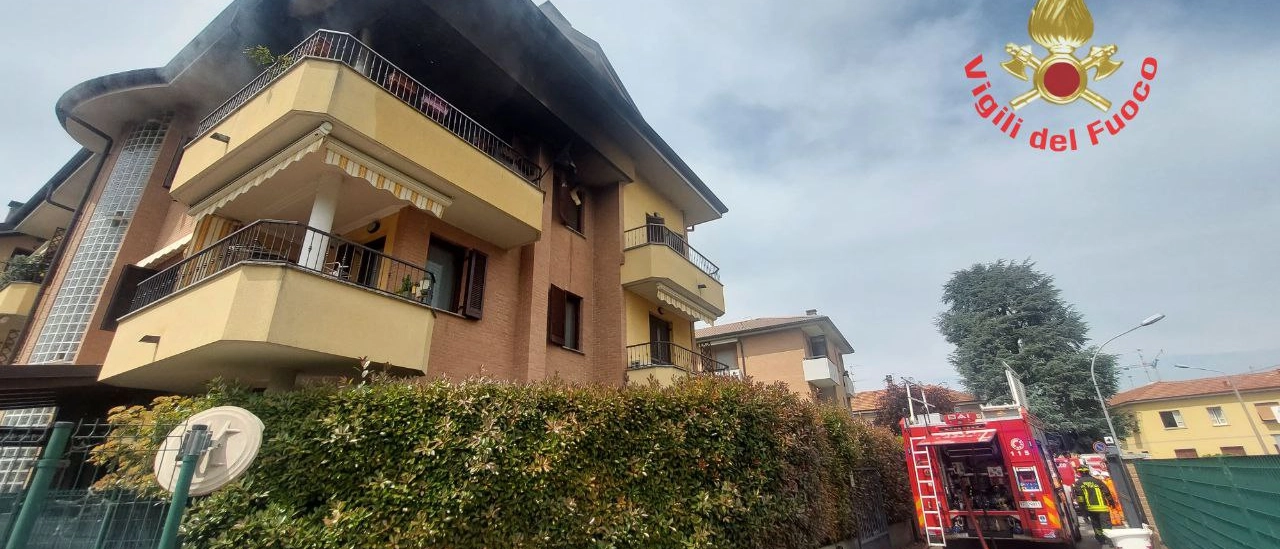 Incendio a Cesano Maderno, fiamme in un appartamento di un palazzo: morto il gatto