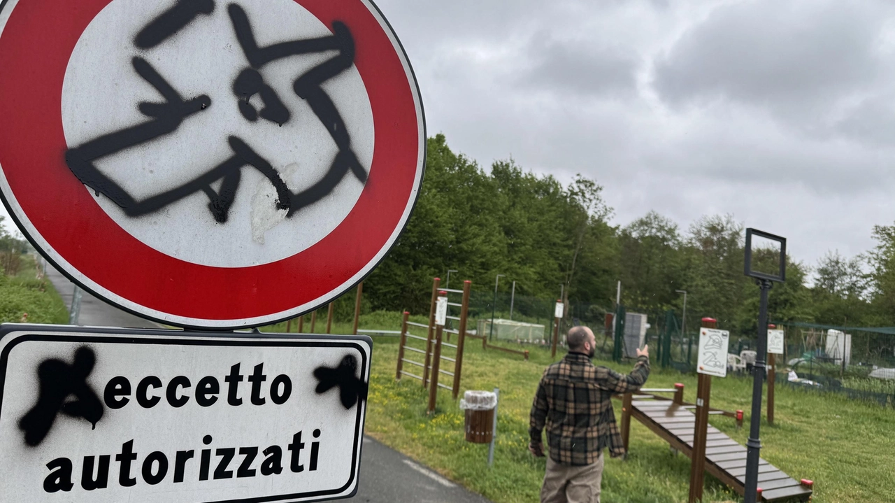 Ancora scritte sull’asfalto di Landriano. Dopo aver imbrattato la targa dedicata a Tina Anselmi, partigiana e prima donna ministro, un...