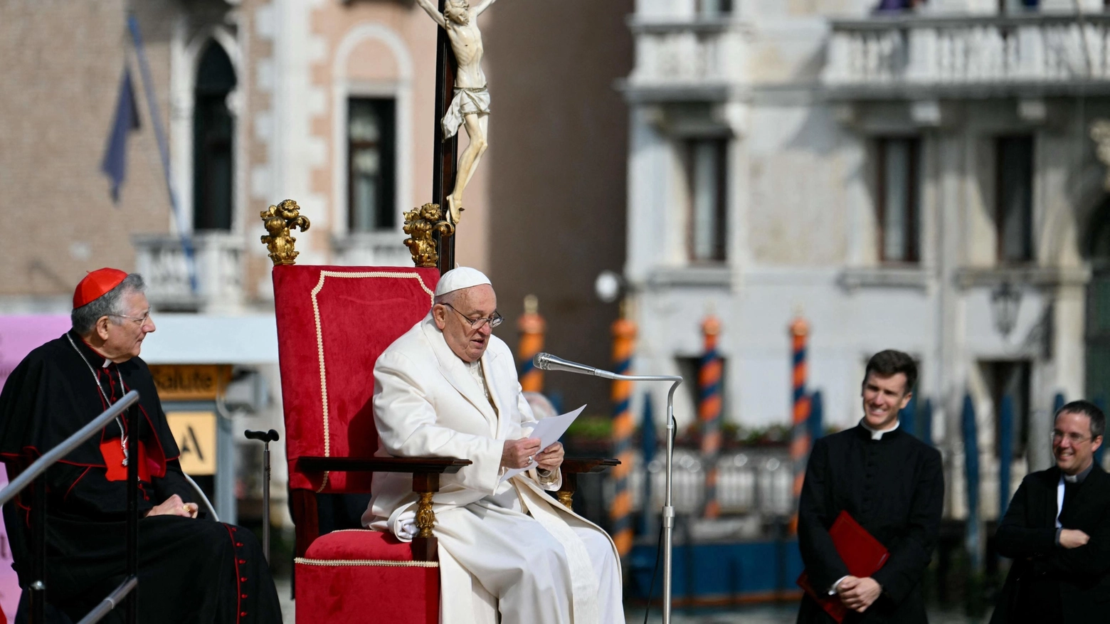 Papa Bergoglio durante il discorso ai giovani davanti alla Basilica della Salute