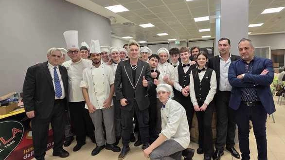 Tutti i protagonisti della serata con lo chef volto noto della Tv Tutti i protagonisti della serata con lo chef volto noto della Tv