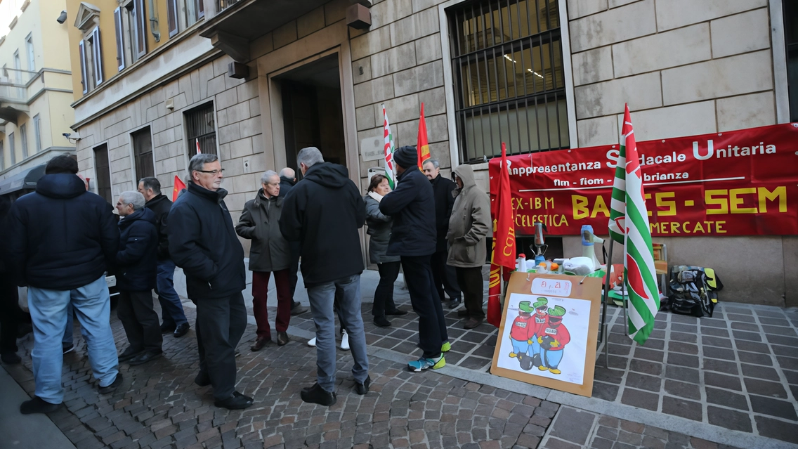 Una delle numerose proteste dei lavoratori rimasti in mezzo alla strada Il Tribunale di Monza ha concesso 5mila euro a ciascuno dei 63 ex dipendenti
