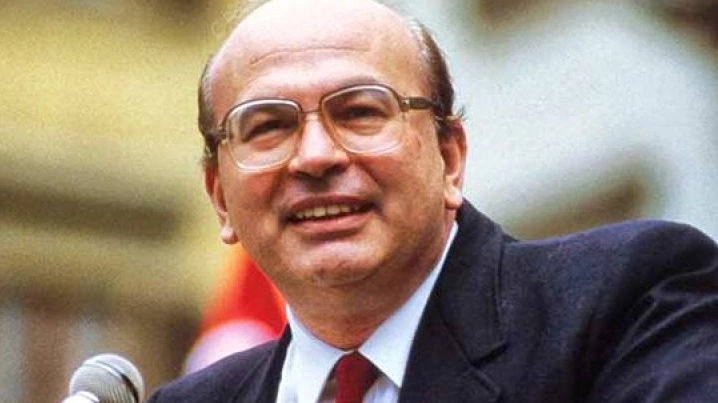 "Scusaci Bettino". Si intitola così il libro di Carmine Fotia dedicato all’ex premier e segretario del Psi Bettino Craxi (nella... "Scusaci Bettino". Si intitola così il libro di Carmine Fotia dedicato all’ex premier e segretario del Psi Bettino Craxi (nella...