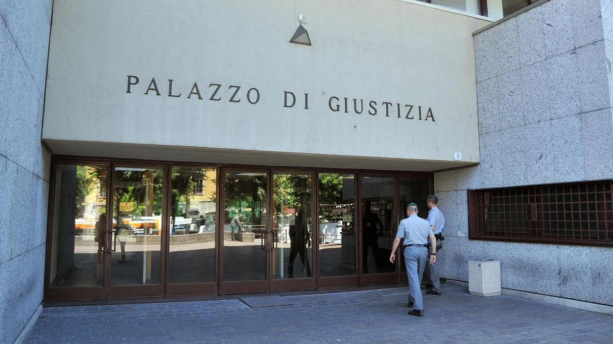 Durante una lite con il fratello, a fine febbraio, lo aveva accoltellato all’addome, causandogli una ferita gravissima. Adamo Panone, dipendente... Durante una lite con il fratello, a fine febbraio, lo aveva accoltellato all’addome, causandogli una ferita gravissima. Adamo Panone, dipendente...