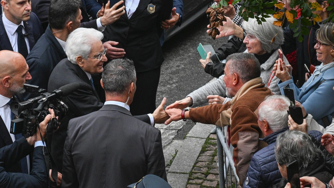 Il presidente Mattarella e l'affetto dei milanesi (Ansa/Andrea Fasani) Il presidente Mattarella e l'affetto dei milanesi (Ansa/Andrea Fasani)