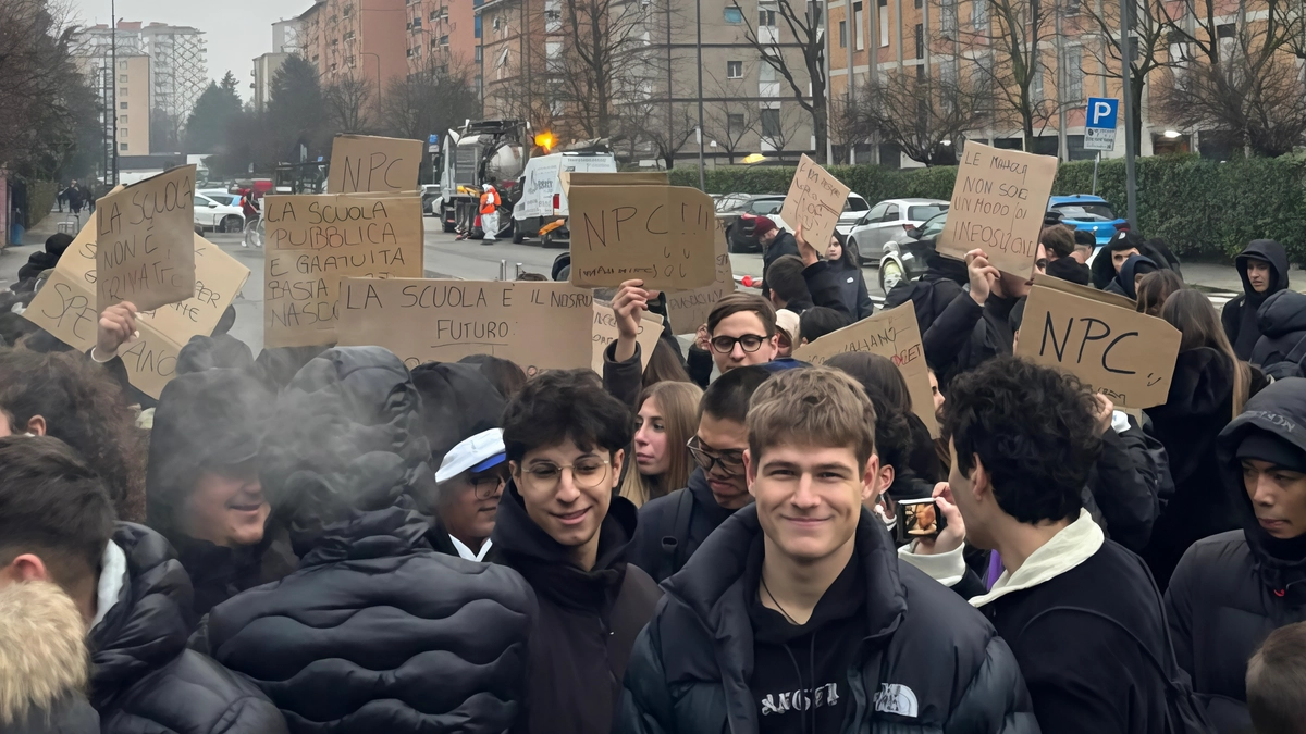 Ragazzi e genitori si sono radunati davanti ai cancelli e hanno esposto cartelli Ragazzi e genitori si sono radunati davanti ai cancelli e hanno esposto cartelli