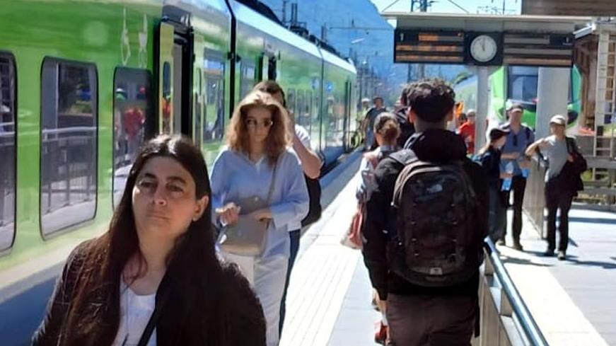 guasti e lavori treni a rilento dalla brianza alla valtellina disagi per studenti e pendolari