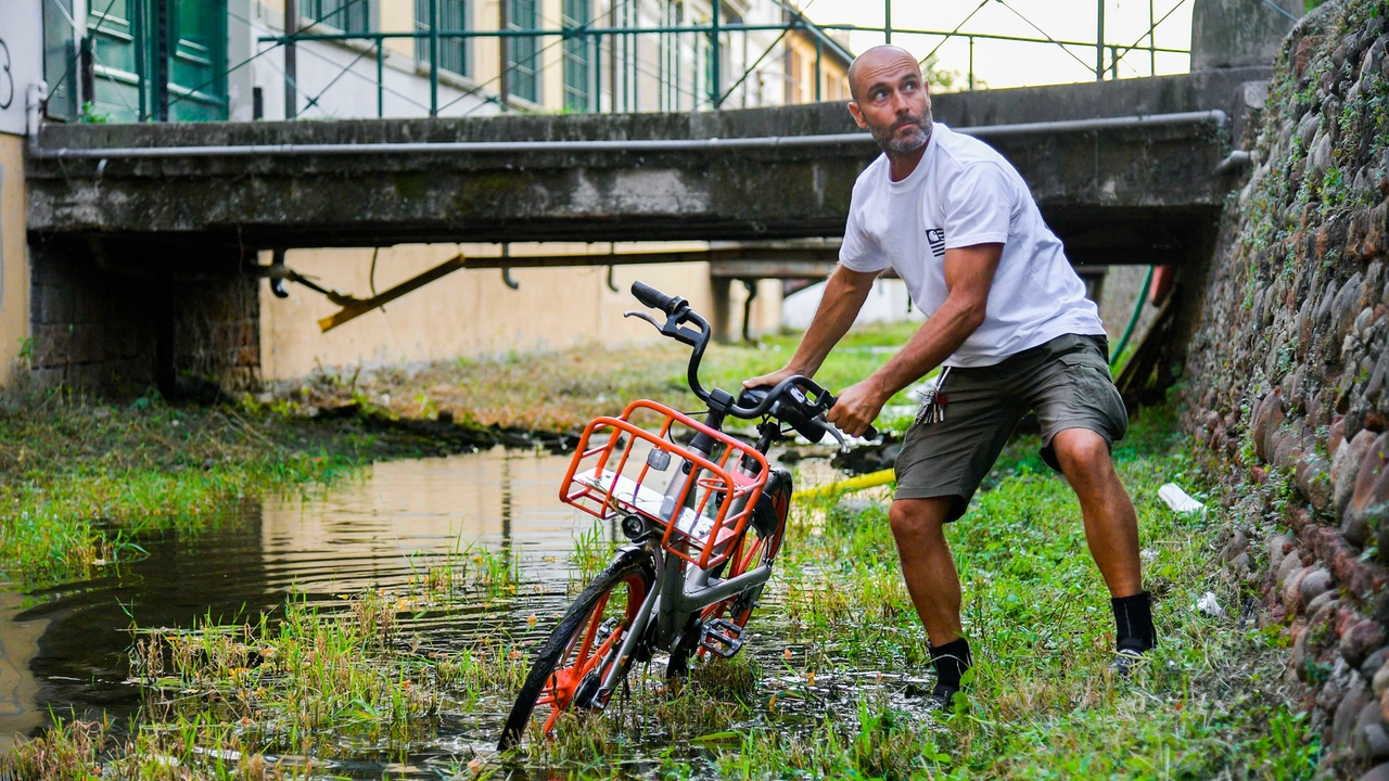 Simone Lunghi recupera una bicicletta accanto al Naviglio Grande (Foto Fasani) Simone Lunghi recupera una bicicletta accanto al Naviglio Grande (Foto Fasani)