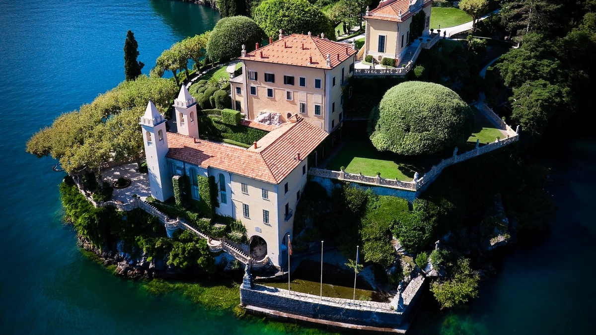 Sopra, Giulia Maria Crespi nel giardino della Kolymbethra ad Agrigento nel 2001 (Foto Peppe Lo Pilato) Sotto, Villa Balbianello a Tremezzina, storico bene del Fai Sopra, Giulia Maria Crespi nel giardino della Kolymbethra ad Agrigento nel 2001 (Foto Peppe Lo Pilato) Sotto, Villa Balbianello a Tremezzina, storico bene del Fai