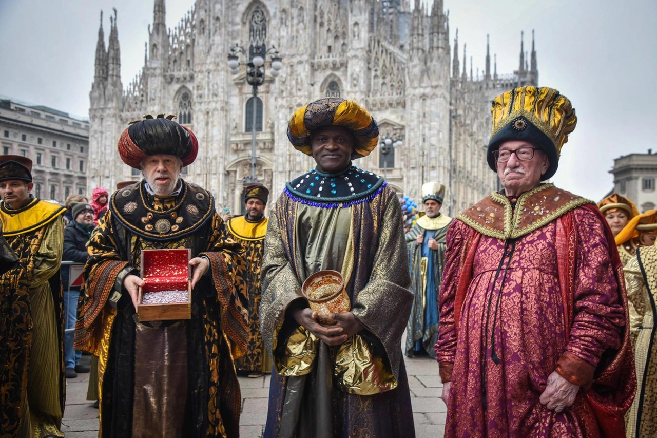 I figuranti che impersonano i Re Magi in piazza Duomo