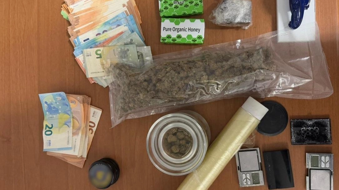 Sono stati sequestrati diversi etti di stupefacenti e contante provento dell'attività di spaccio Sono stati sequestrati diversi etti di stupefacenti e contante provento dell'attività di spaccio