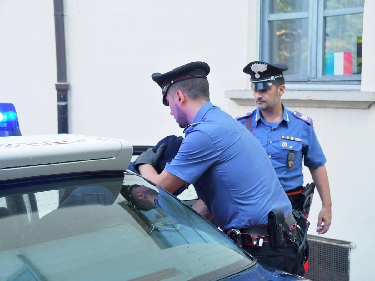 Due giovani liceali pedinate e violentate: i domicili fantasma dell’aggressore e le (premeditate) fascette per bloccare le vittime Due giovani liceali pedinate e violentate: i domicili fantasma dell’aggressore e le (premeditate) fascette per bloccare le vittime
