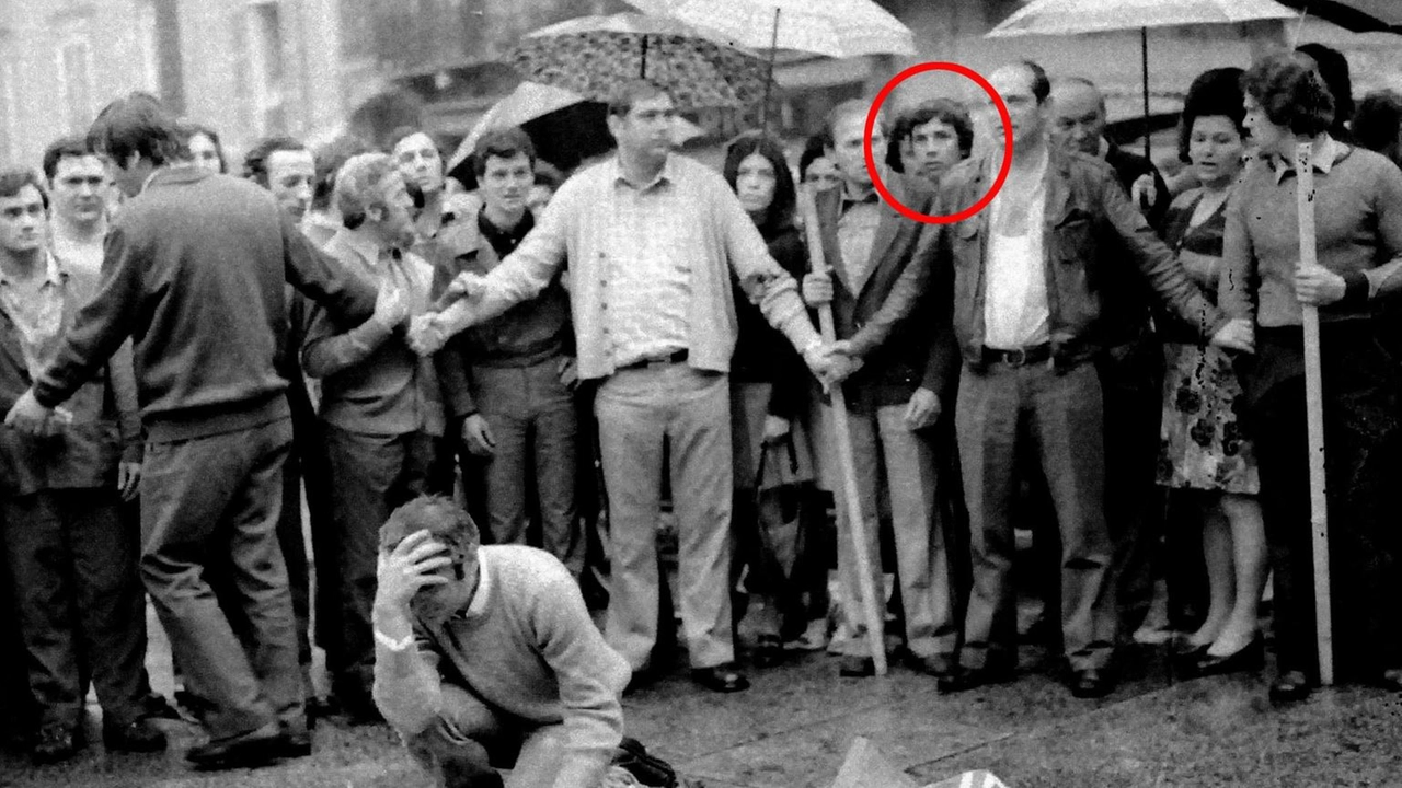 In rosso, il ragazzo identificato in Marco Toffaloni subito dopo la strage di piazza della Loggia In rosso, il ragazzo identificato in Marco Toffaloni subito dopo la strage di piazza della Loggia