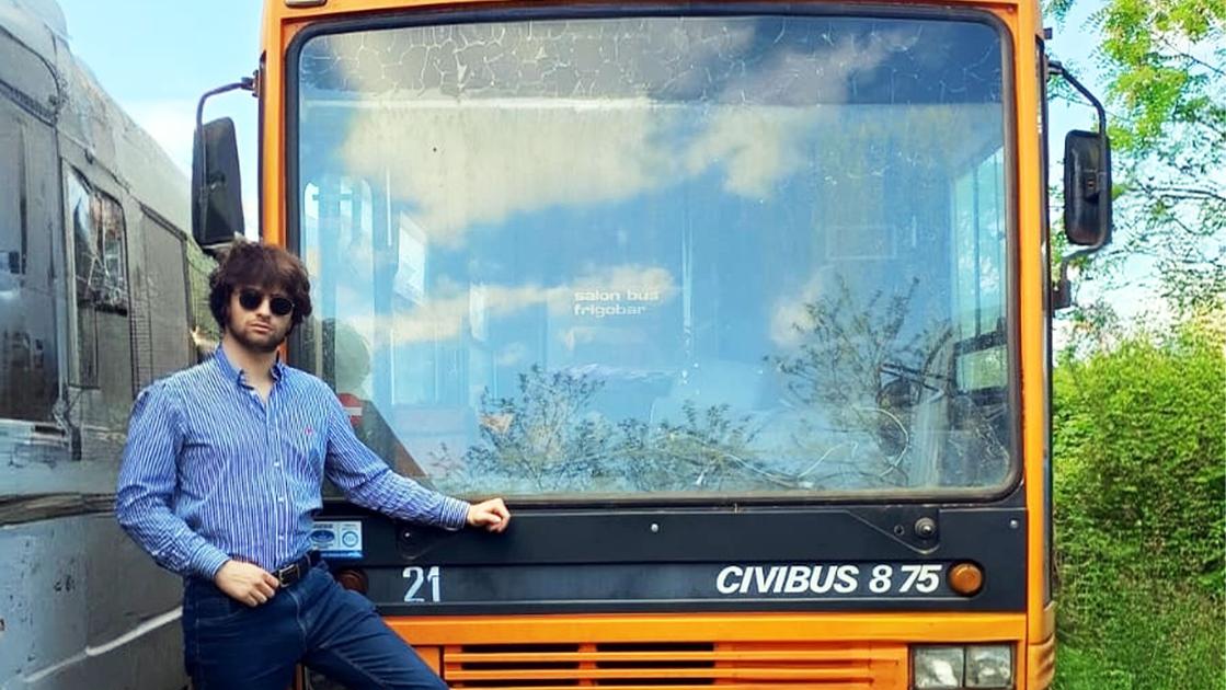 Lorenzo, lo studente con la passione per gli autobus: “Ho comprato uno storico Iveco, lo rimetterò su strada” Lorenzo, lo studente con la passione per gli autobus: “Ho comprato uno storico Iveco, lo rimetterò su strada”