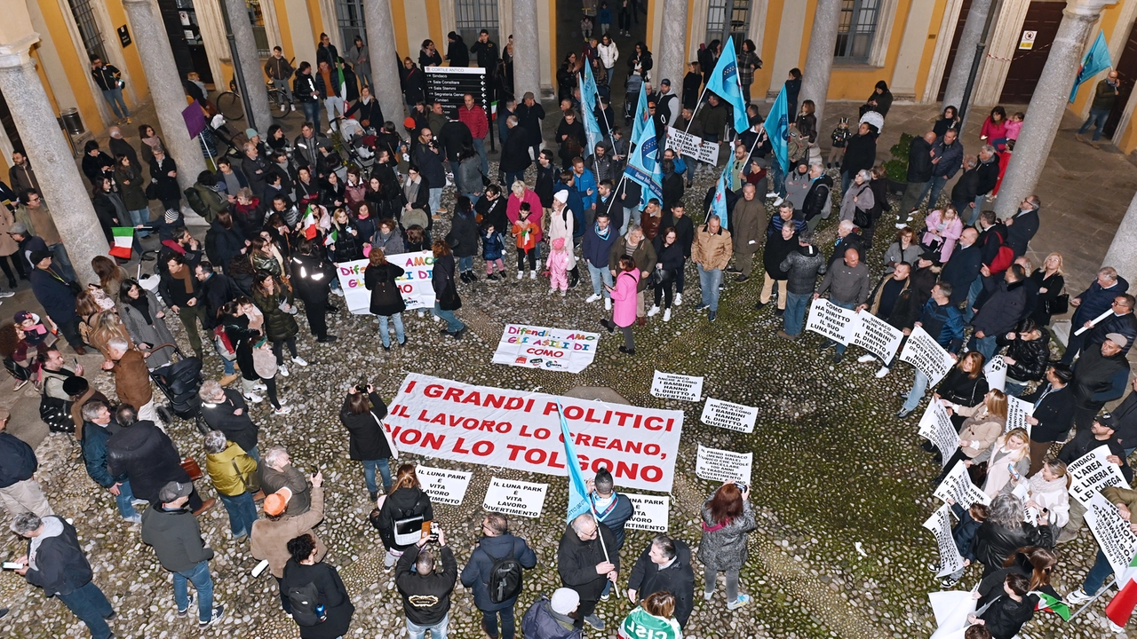 Una delle proteste dei giostrai a Palazzo Cernezzi Una delle proteste dei giostrai a Palazzo Cernezzi