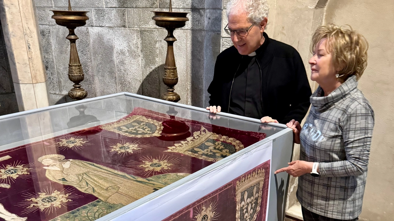 Il regalo del re di Francia in mostra a Pizzighettone: Paliotto, pianeta e mantello superstar in riva all’Adda