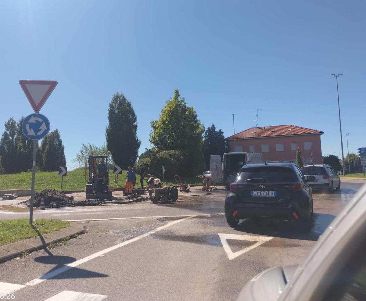 Si spacca una conduttura idrica, viale delle Industrie allagato Si spacca una conduttura idrica, viale delle Industrie allagato
