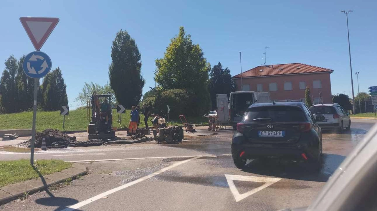 La rottura di un tubo sotterraneo ha causato una copiosa perdita d’acqua alla rotonda tra viale delle Industrie e via Buonarroti La rottura di un tubo sotterraneo ha causato una copiosa perdita d’acqua alla rotonda tra viale delle Industrie e via Buonarroti