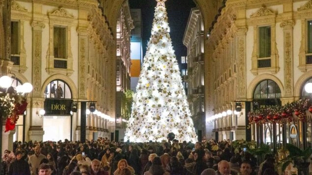 L'albero di Natale griffato Dior ha reso ancora più magica l'atmosfera in Galleria quest'anno L'albero di Natale griffato Dior ha reso ancora più magica l'atmosfera in Galleria quest'anno