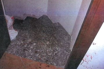 Così si presentavano i primi gradini delle scale che portano alla taverna: evidenti le macchie di sangue