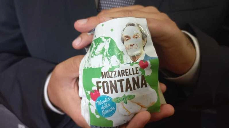 Il capogruppo M5S Nicola Di Marco mostra le mozzarelle consegnate a Bertolaso Il capogruppo M5S Nicola Di Marco mostra le mozzarelle consegnate a Bertolaso