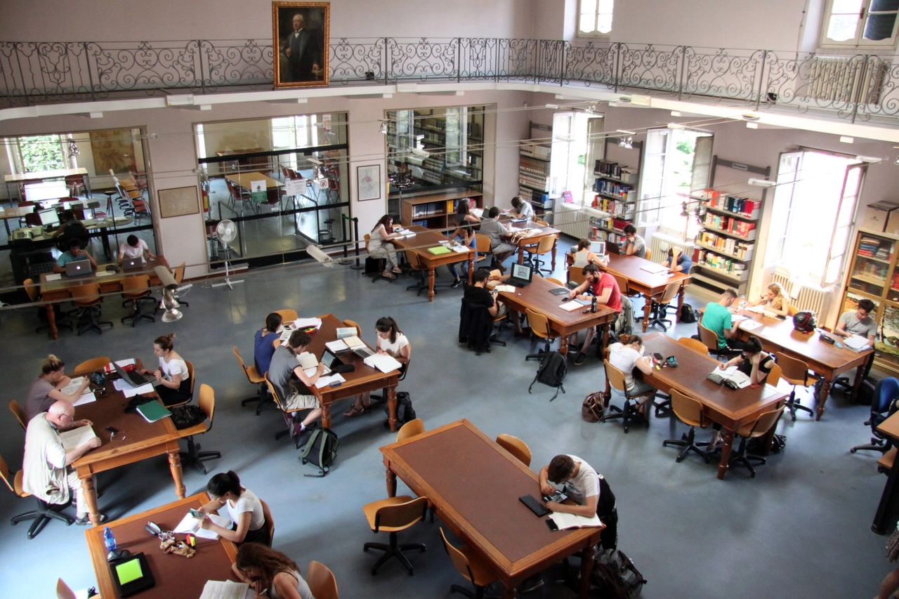 Studenti impegnati nello studio in una biblioteca di Varese