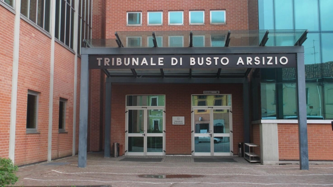 L'ingresso del tribunale di Busto Arsizio L'ingresso del tribunale di Busto Arsizio