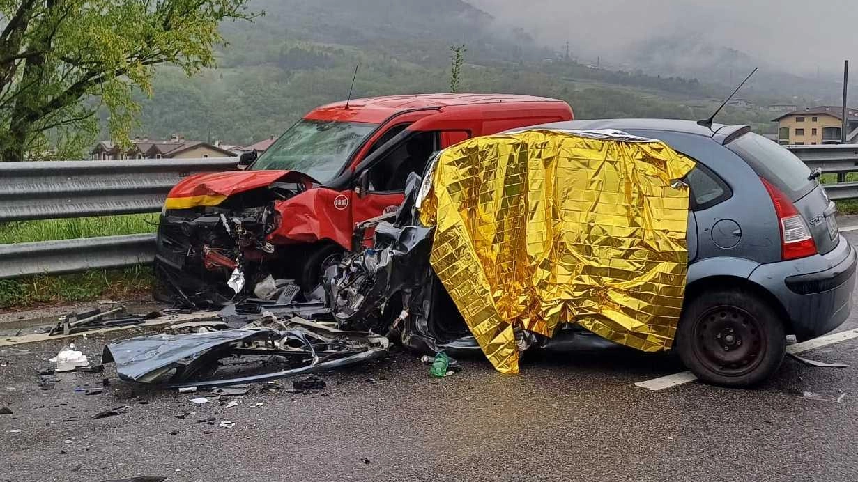 La vittima è Carlo Quetti 62 anni di Artogne L’uomo è morto sul colpo mentre si trovava al volante Con lui viaggiavano altre due persone Una è grave