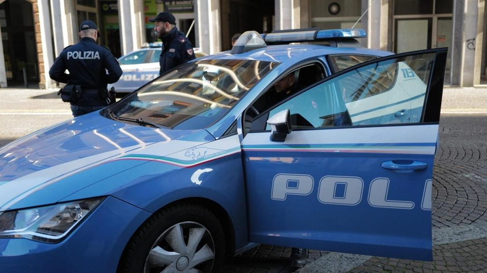 La Volante della polizia ha seguito gli spacciatori La Volante della polizia ha seguito gli spacciatori