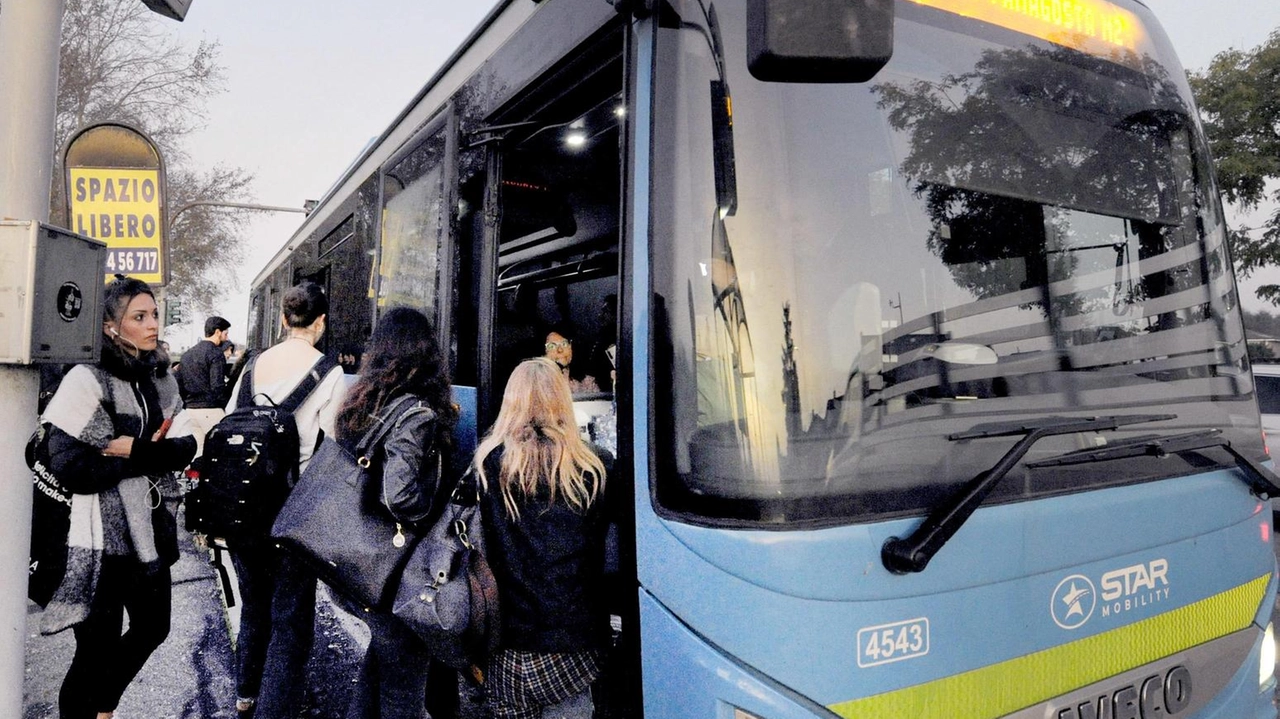 Mentre continuano i disagi per i pendolari del Sud Milano, con corse quotidianamente tagliate e una seconda petizione online... Mentre continuano i disagi per i pendolari del Sud Milano, con corse quotidianamente tagliate e una seconda petizione online...