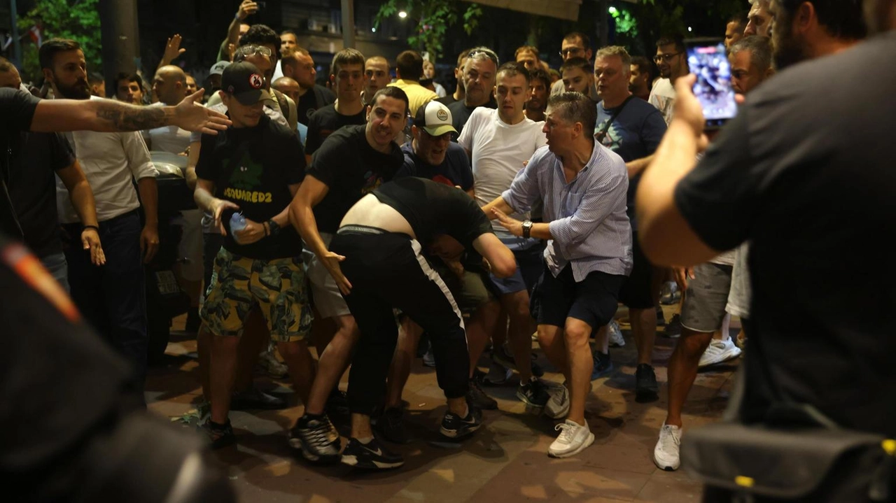 Numerosi poliziotti feriti. Appello di Vucic alla calma Numerosi poliziotti feriti. Appello di Vucic alla calma