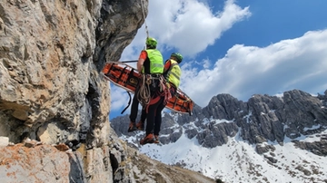 Soccorso alpino, i tecnici si “allenano” in verticale. Così imparano ad affrontare gli scenari più rari