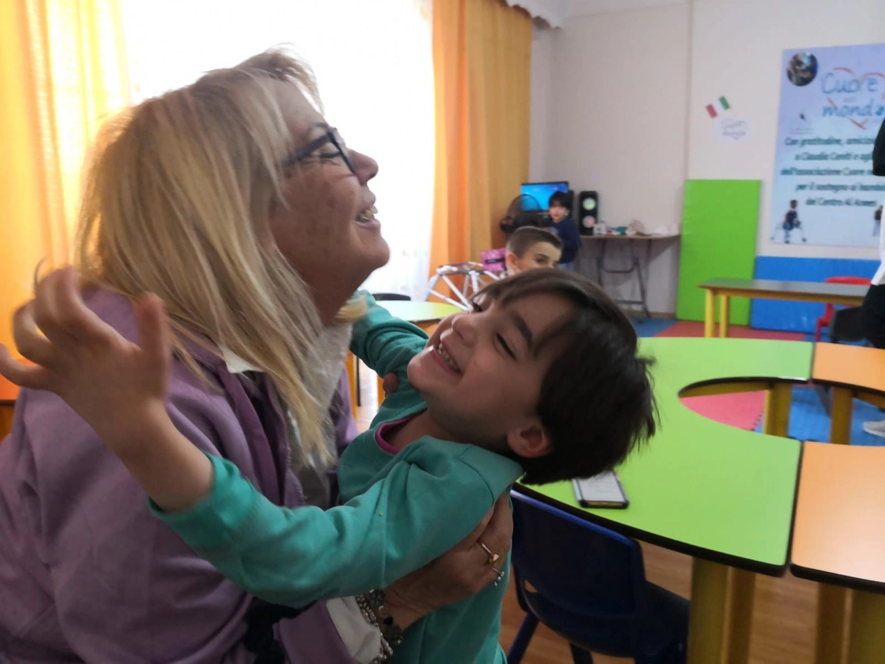Claudia Ceniti assieme a uno dei bambini curati nel centro di Gaziantep, dov'è assistito da un team di psicologi, logopedisti e insegnanti