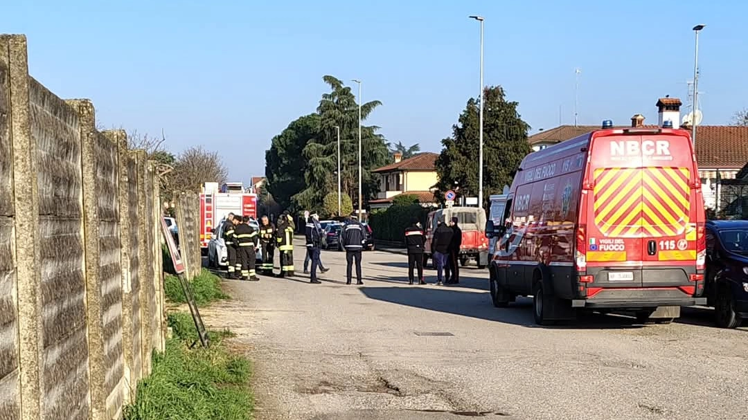 Le squadre intervenute a San Colombano al Lambro per individuare l'origine del forte odore Le squadre intervenute a San Colombano al Lambro per individuare l'origine del forte odore